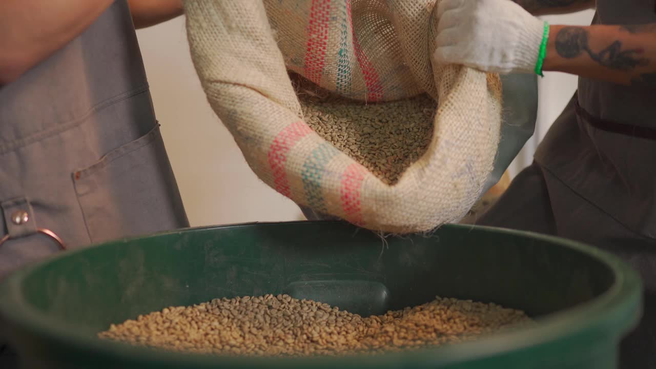 近亚洲中国工匠和工人倒生咖啡豆从袋子到桶准备烘焙过程视频下载