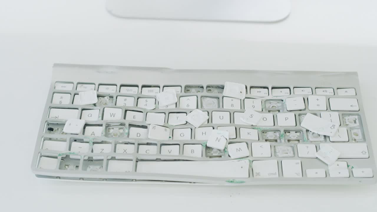 白天，一间空办公室的桌子上有一个坏掉的键盘视频素材