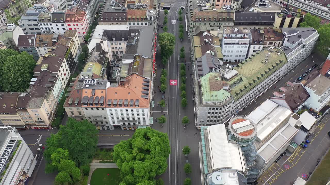 空中拍摄的一段电车行驶在苏黎世的巴诺夫大街上视频下载