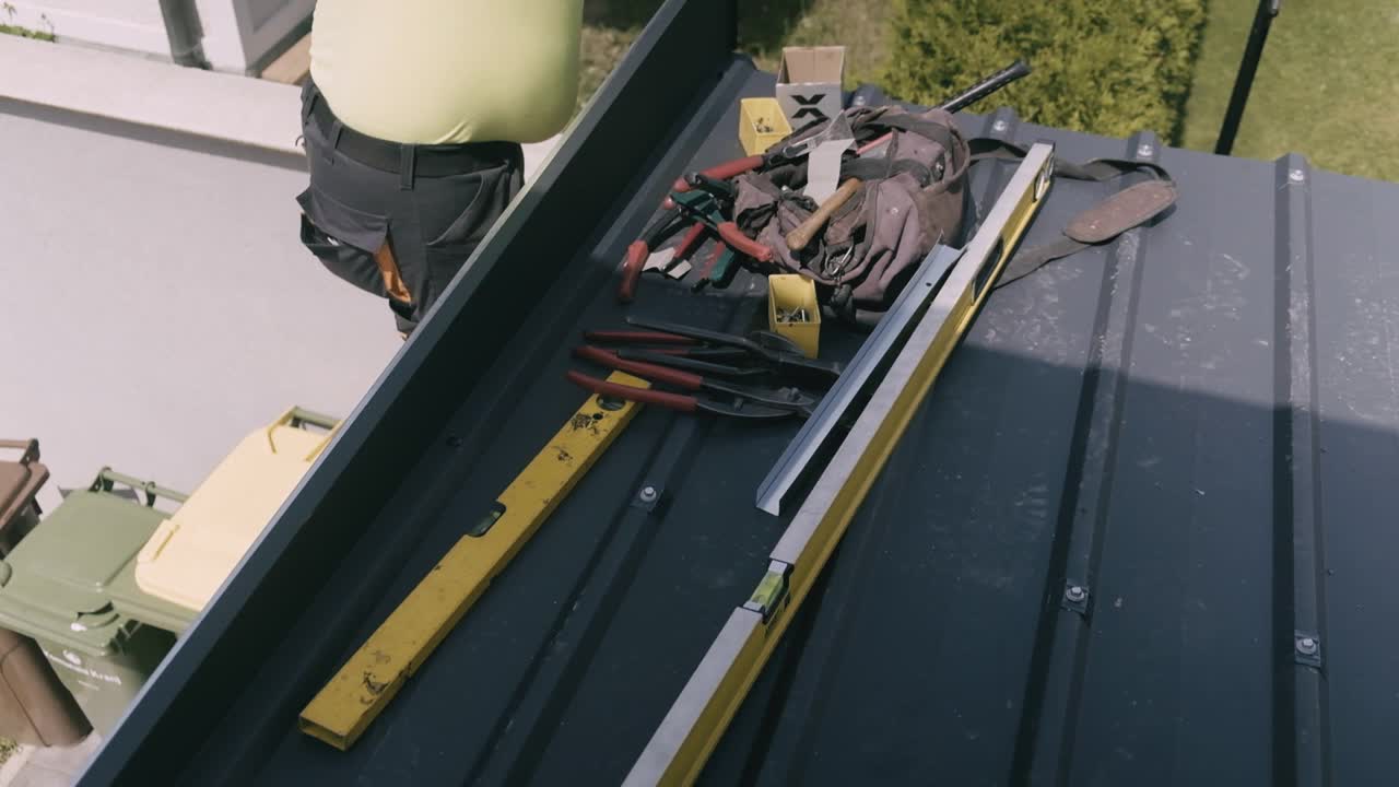 建筑承包商正在安装金属屋面板视频下载