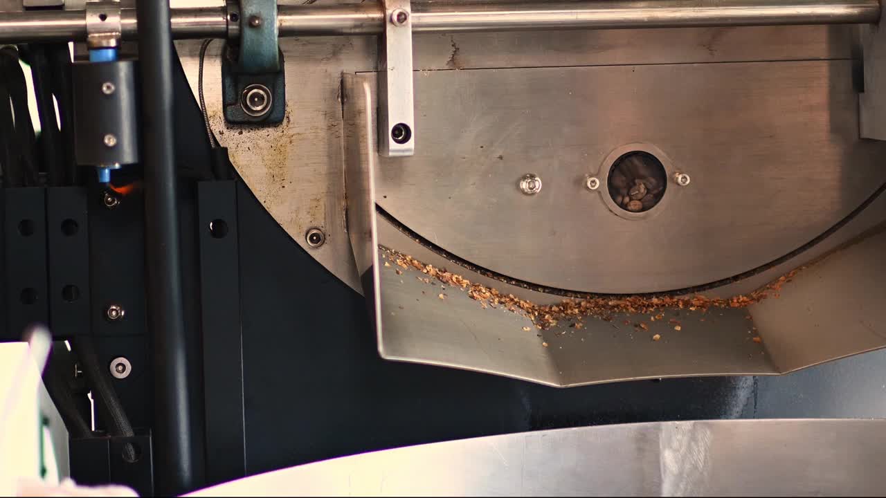 外观咖啡烘焙机的玻璃窗显示咖啡豆在机器旋转旋转中烘焙视频下载