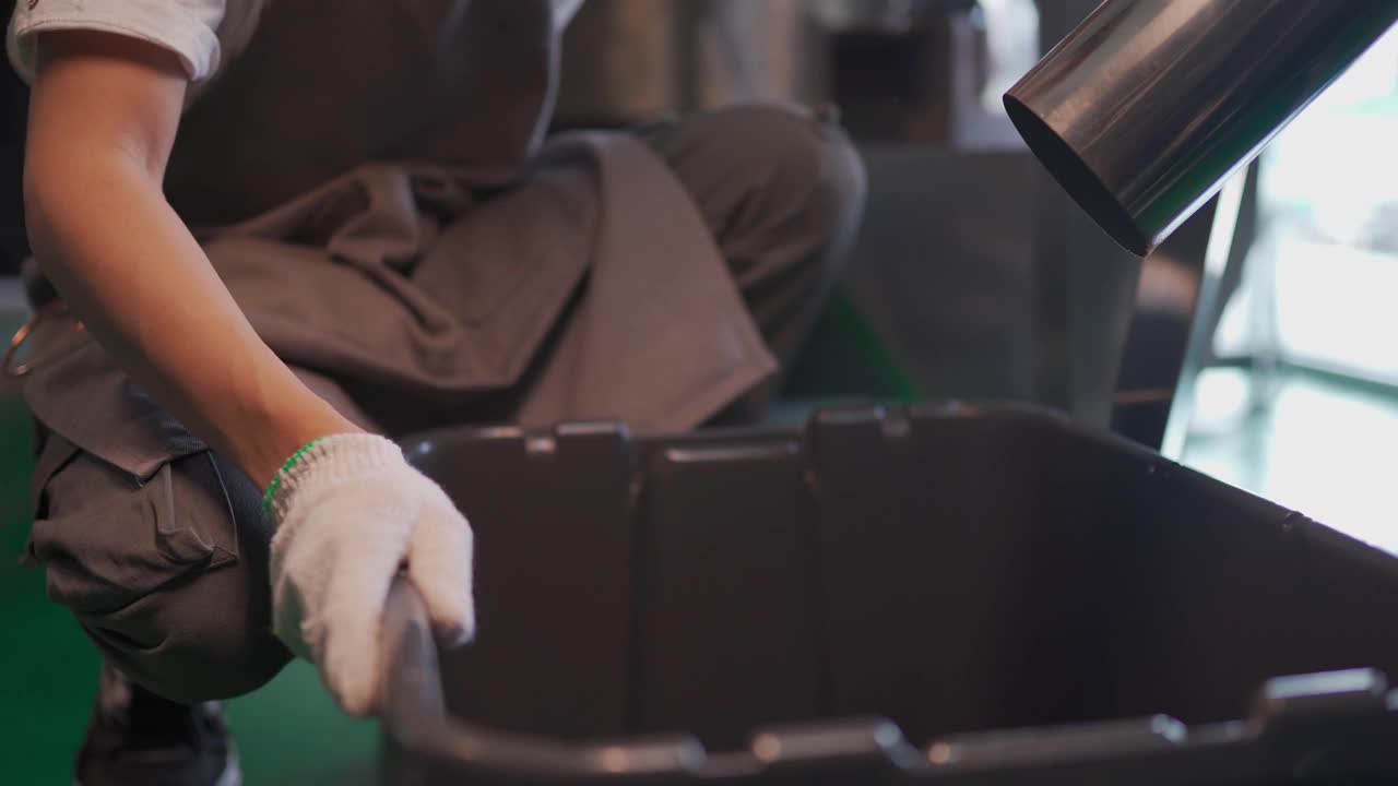 亚洲的中国工匠在他的工厂里检查烘培咖啡豆从冷却过程中旋转出来后的去石过程视频下载