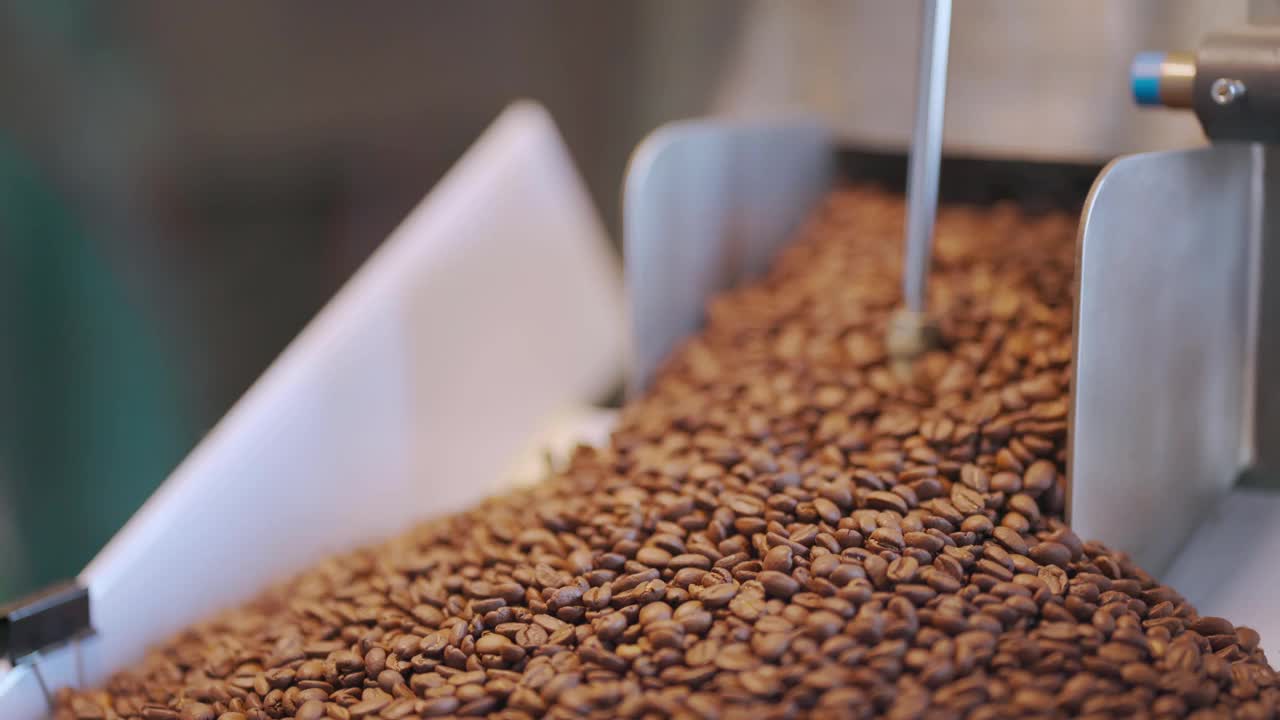 咖啡烘焙机将咖啡豆去核后流入冷却板中视频下载