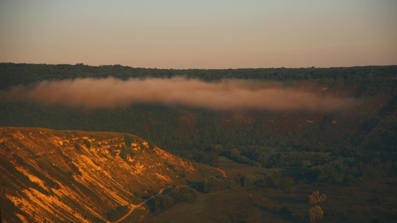 清晨山丘上云朵的流逝镜头。视频素材