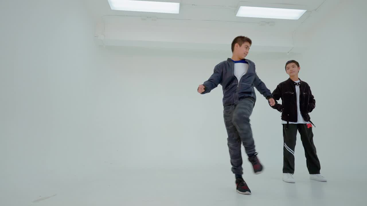 亚洲青少年在舞蹈工作室学习舞蹈在白色背景，舞蹈班为青少年。视频下载