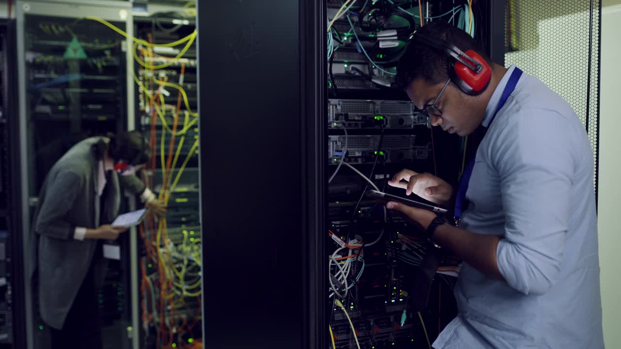 两名技术人员在服务器室工作的4k视频视频素材