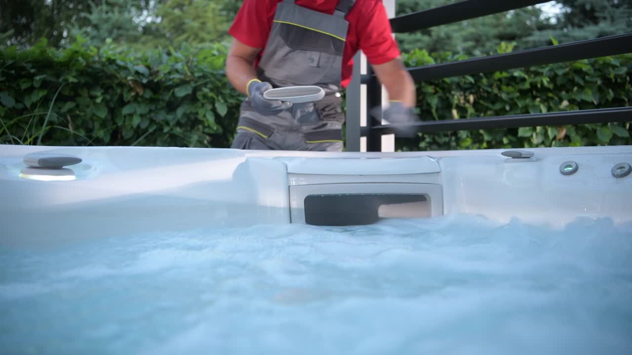 花园水疗技师测试热水浴缸遥控器视频下载