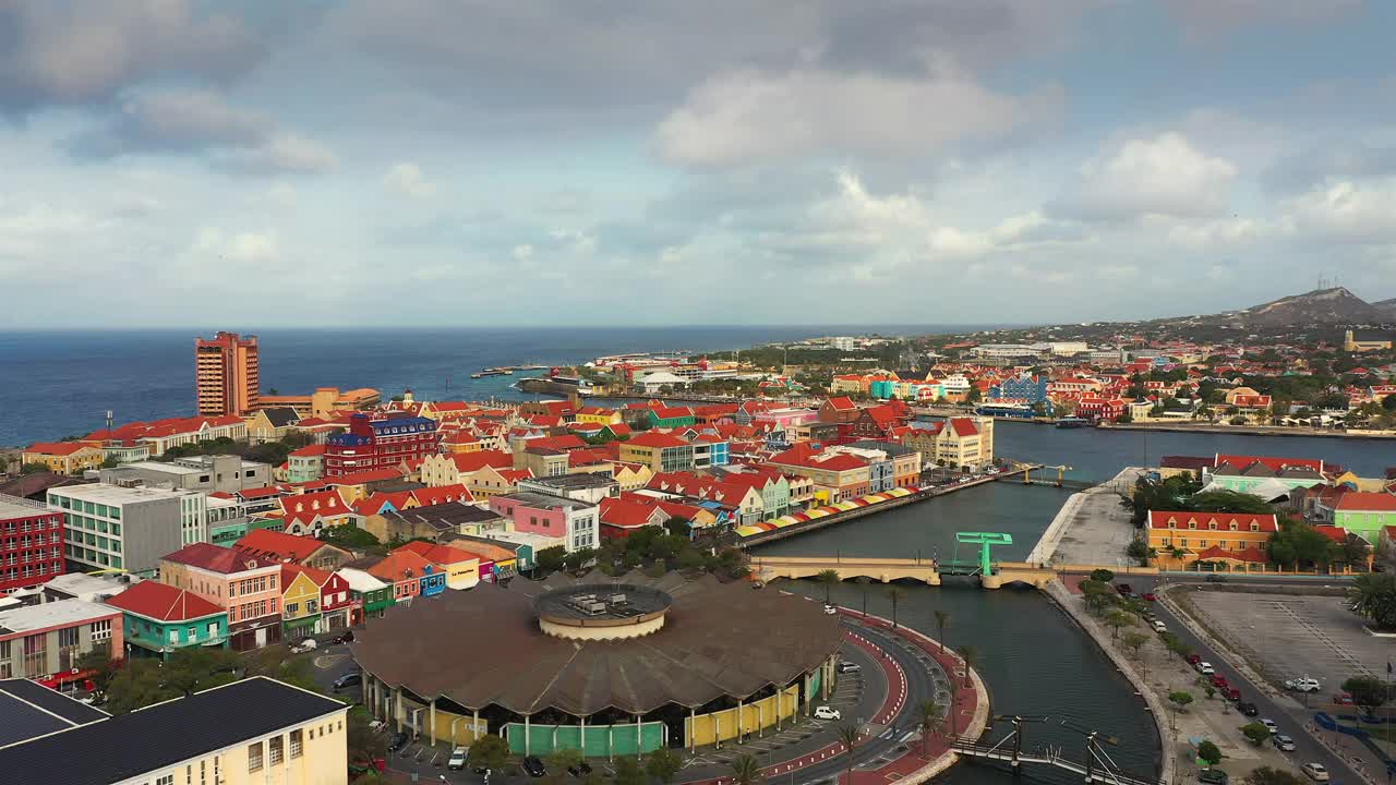 加勒比海库拉索岛首府威廉斯塔德上空的鸟瞰图视频下载
