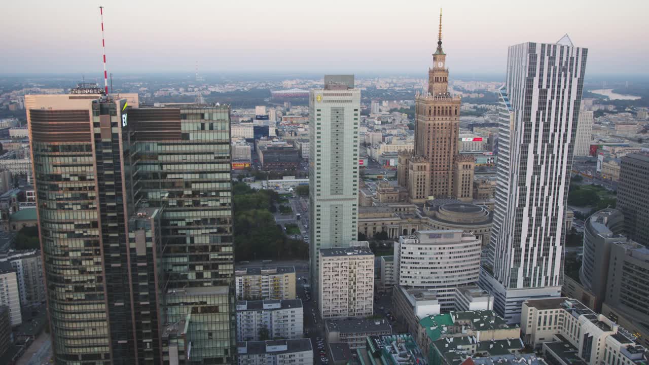 华沙中心鸟瞰图。俯瞰摩天大楼视频素材