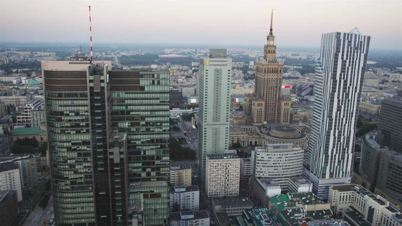 华沙中心鸟瞰图。俯瞰摩天大楼视频下载