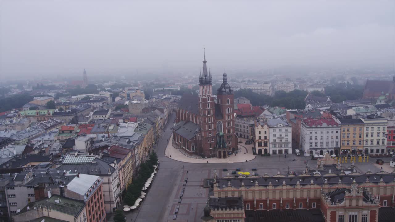 从空中俯瞰波兰克拉科夫曼广场。多云的一天视频素材