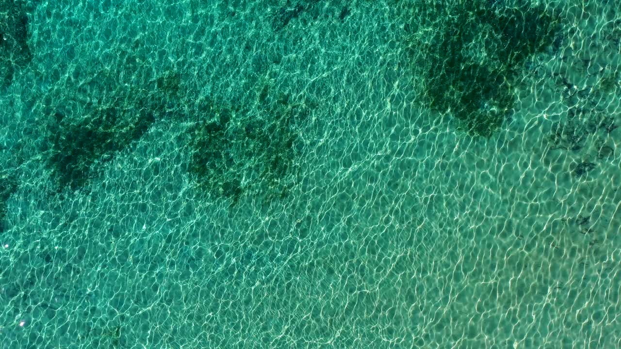 鸟瞰清澈碧绿的希腊大海视频素材