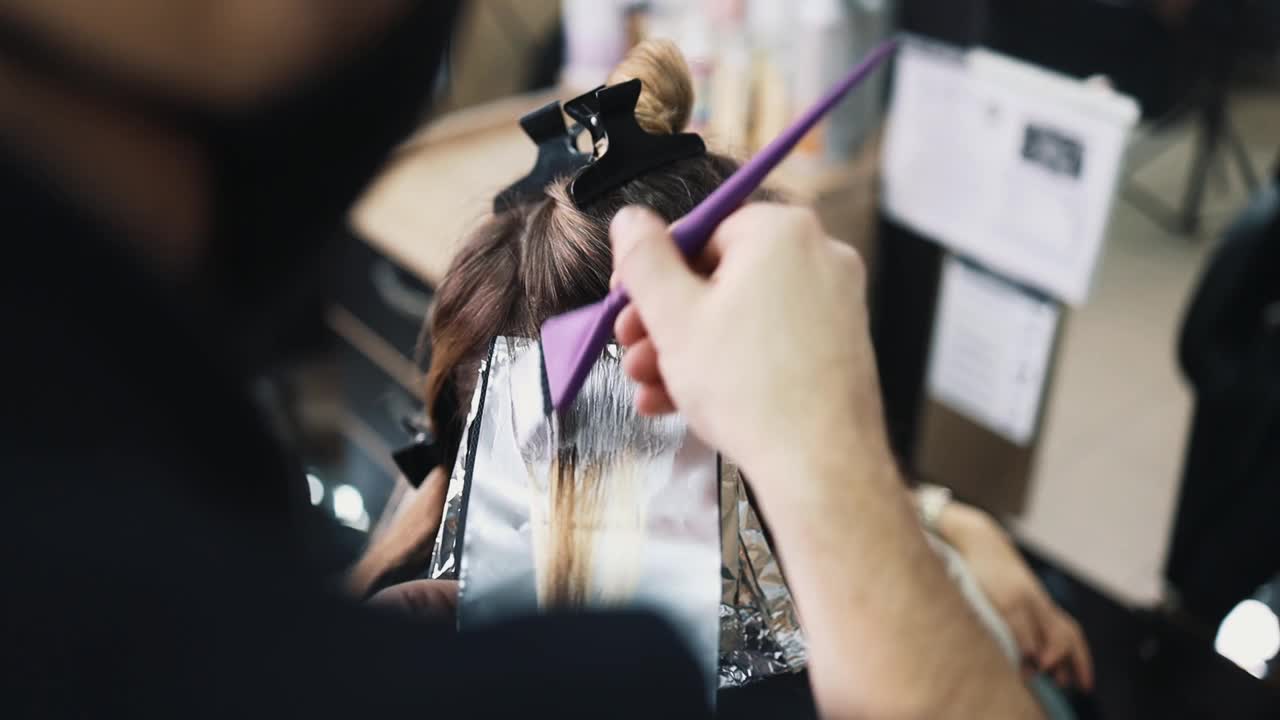 美发厅的女人视频素材