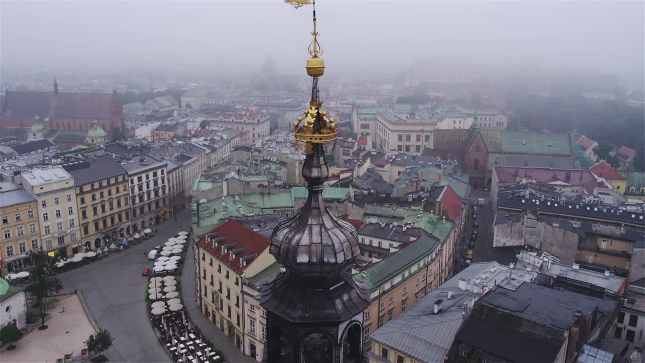 从空中俯瞰波兰克拉科夫曼广场。教堂塔楼被雾笼罩着视频素材