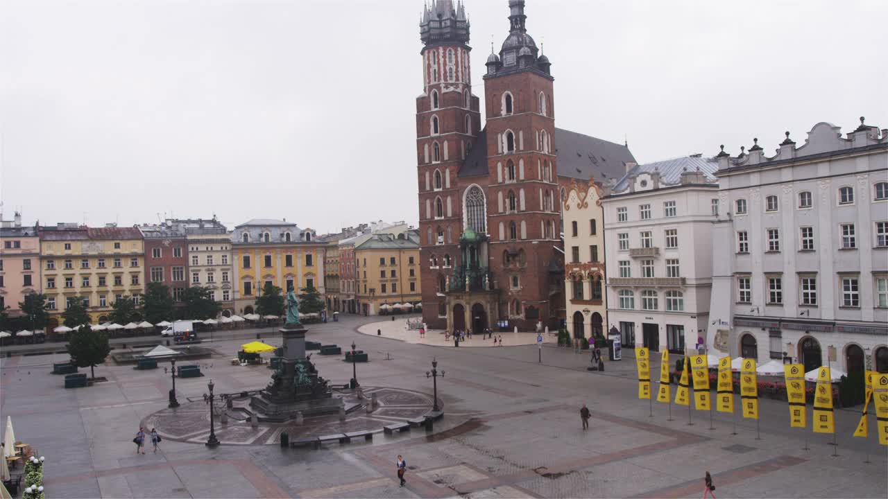 波兰克拉科夫老城鸟瞰图。教堂塔楼和廉价公寓视频素材