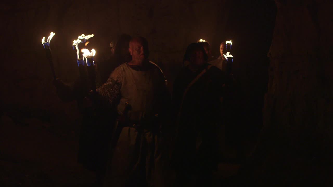 在洞穴中，骑士们手持火把和棺材-圣殿骑士时代的重现视频素材