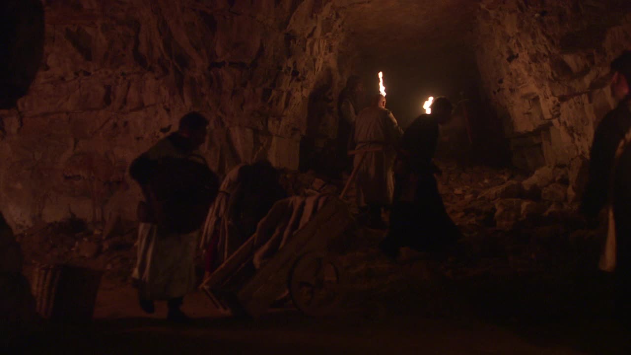 骑士们在洞穴中挖掘——圣殿骑士时代重演视频下载