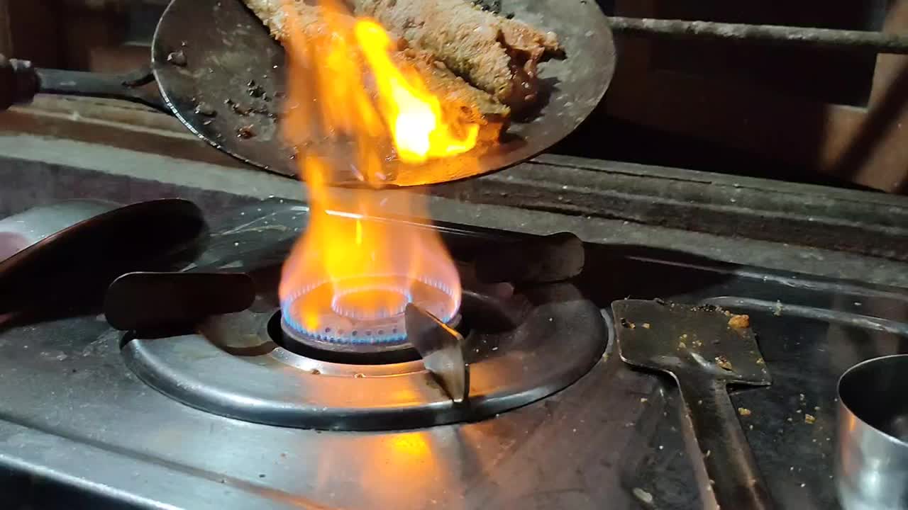 美味的印度风味，亚洲风味的海鱼在火焰中炒视频素材