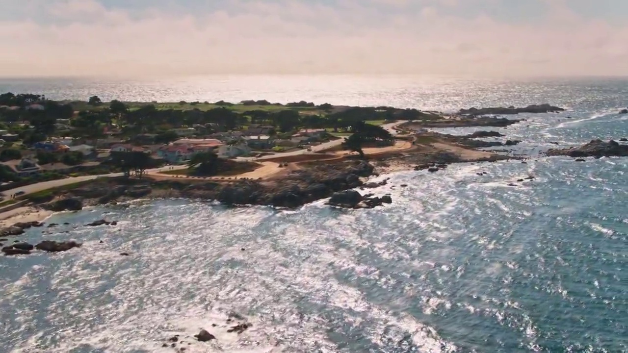 海浪拍打着加利福尼亚太平洋格罗夫的岩石海岸视频素材