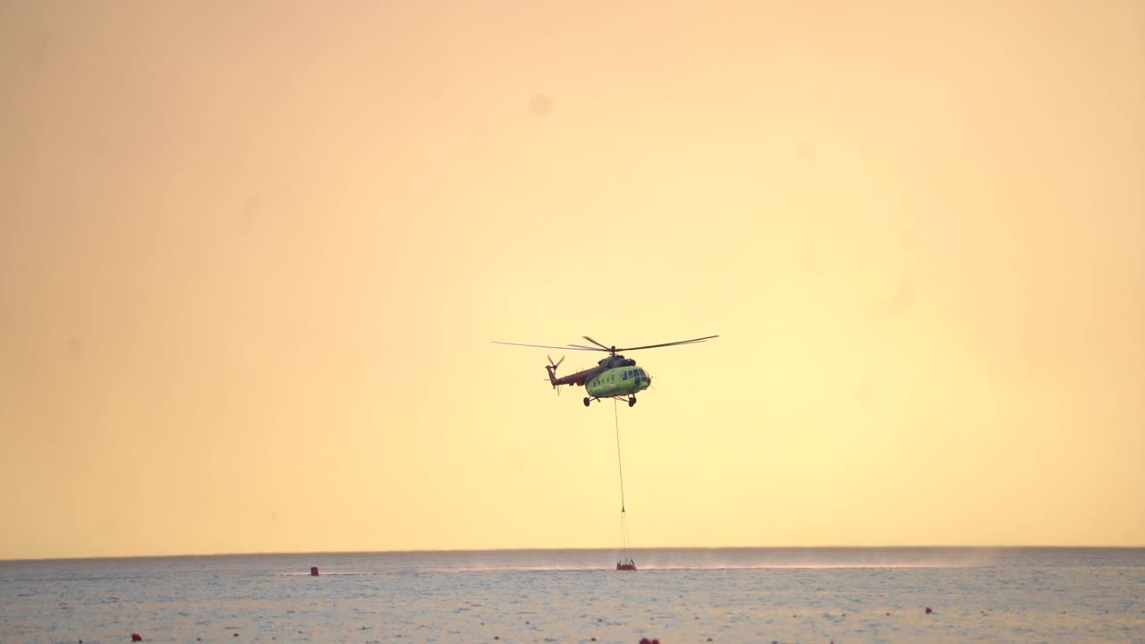 消防直升机用篮子装水视频下载