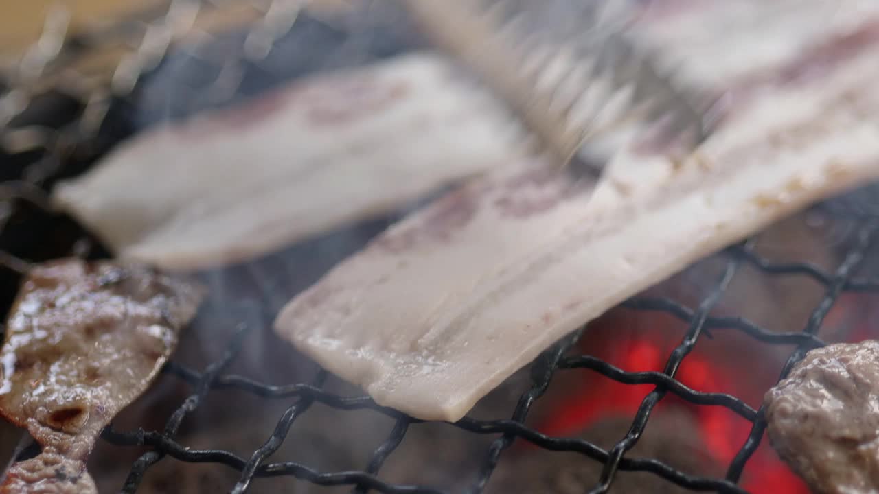 烤炉式烽火台猪肉视频素材