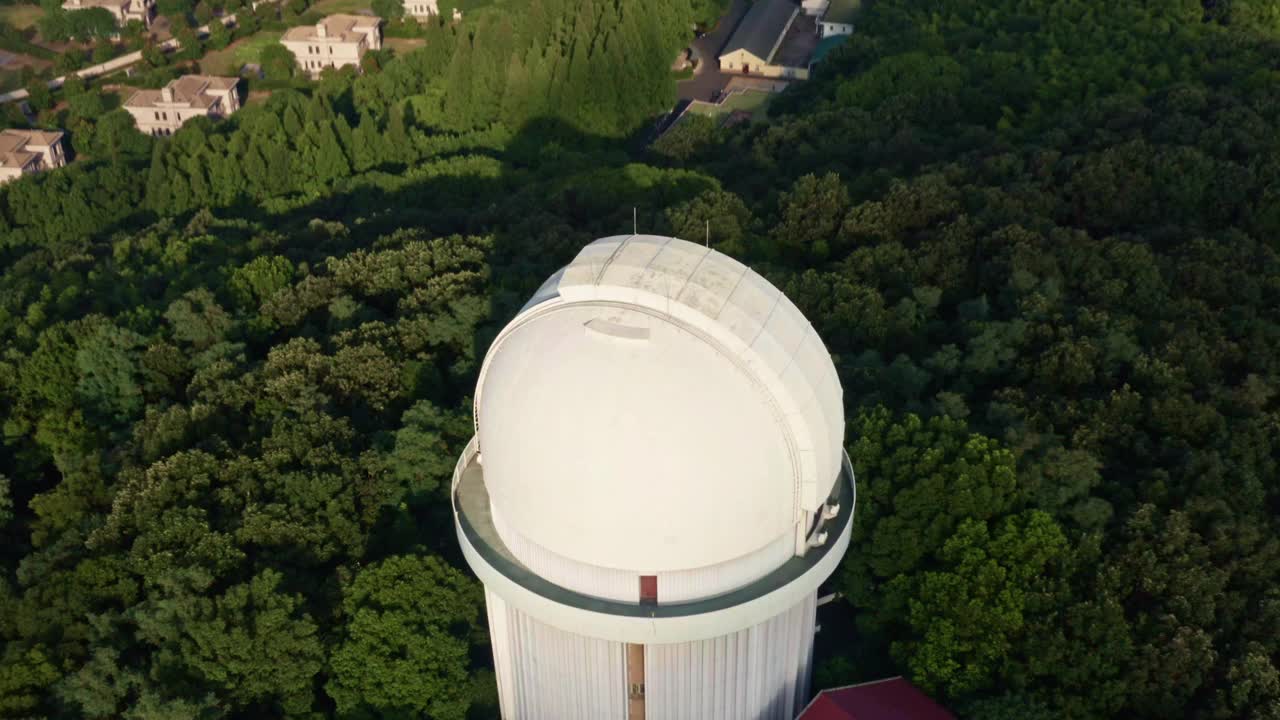 4k无人机镜头:鸟瞰佘山视频素材