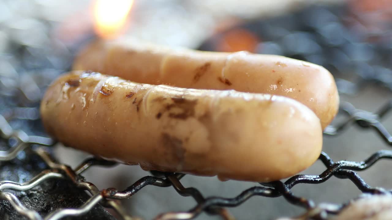 关闭香肠猪肉烤盘烧烤风格视频素材