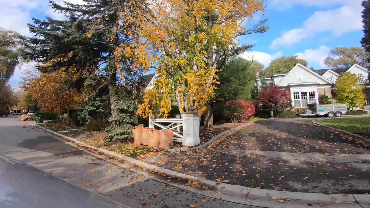 汽车拐过街角。多伦多的秋天视频下载