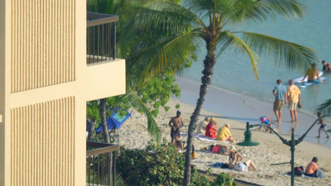 夏威夷，檀香山，瓦胡岛，威基基的酒店度假阳台和海滩。——慢动作视频下载
