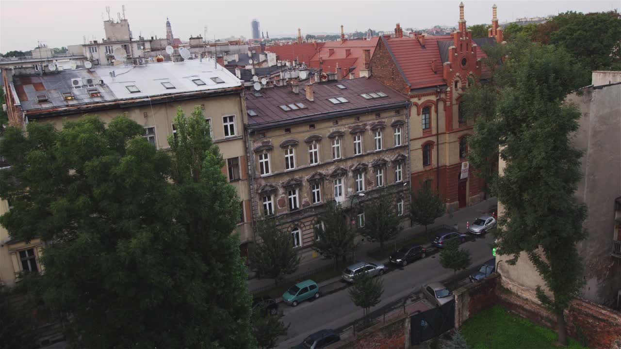 波兰克拉科夫鸟瞰图。阴天旧住宅区视频素材