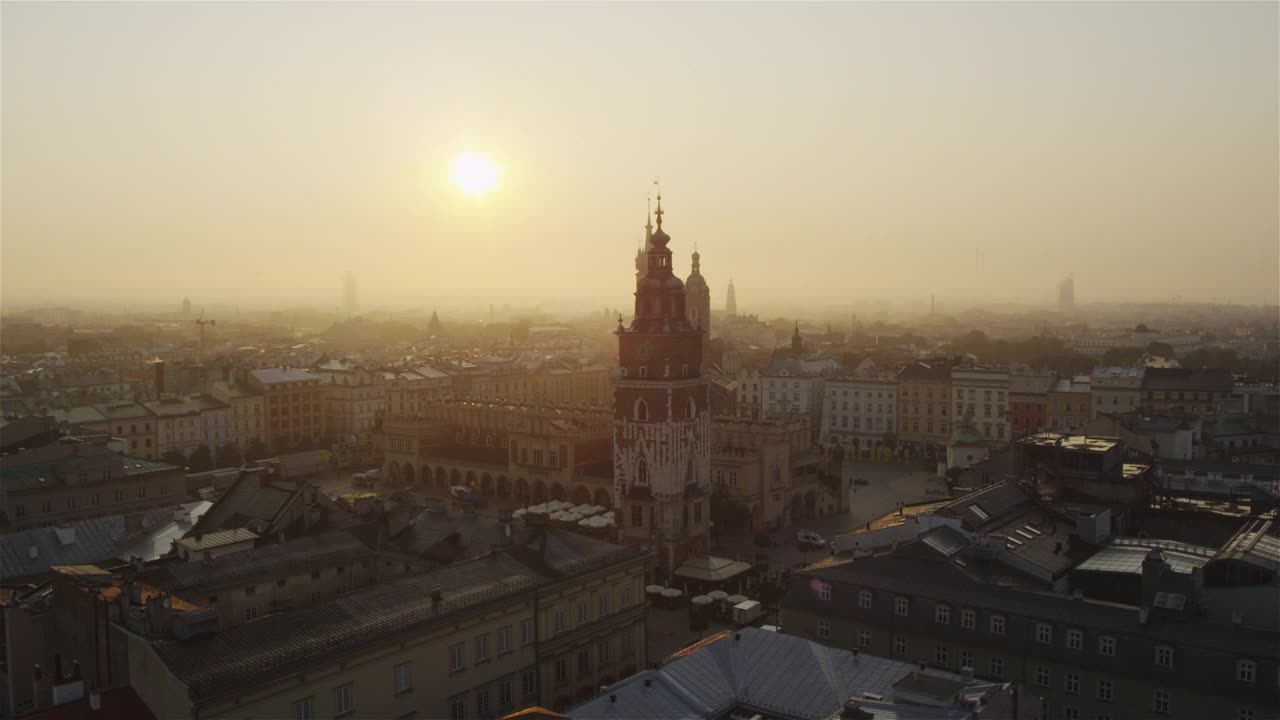 波兰克拉科夫老城鸟瞰图。夏日的黄金时刻视频素材