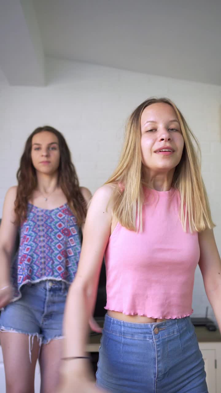 两个女孩跳舞的垂直视频视频下载