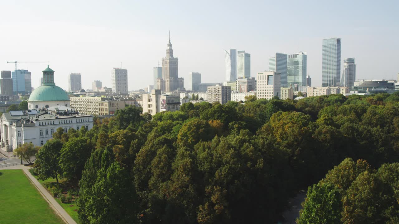 华沙鸟瞰图。俯瞰公园内的历史建筑。视频下载