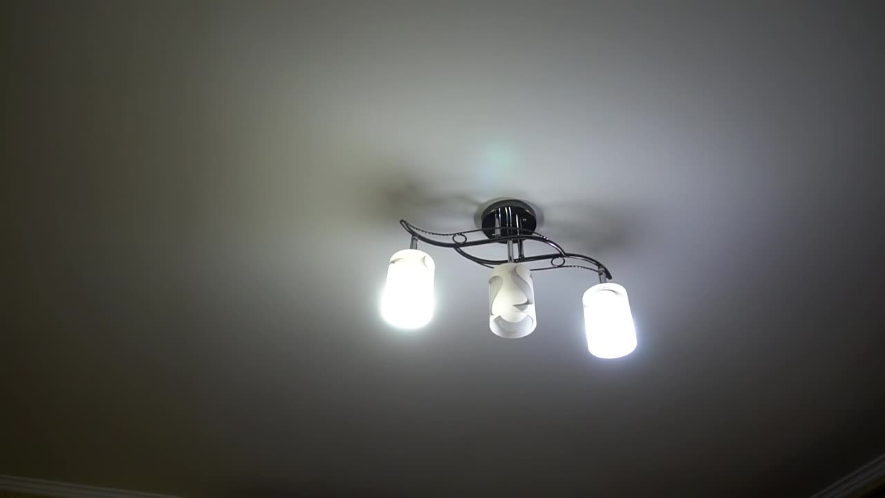 酒店房间里的吊灯。视频素材