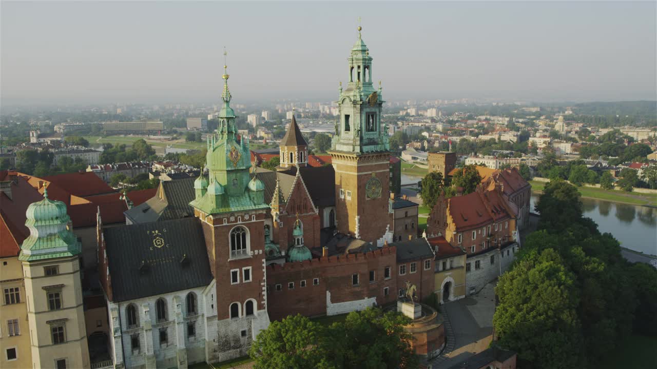 鸟瞰克拉科夫中心的历史建筑，教堂和维斯图拉河视频素材
