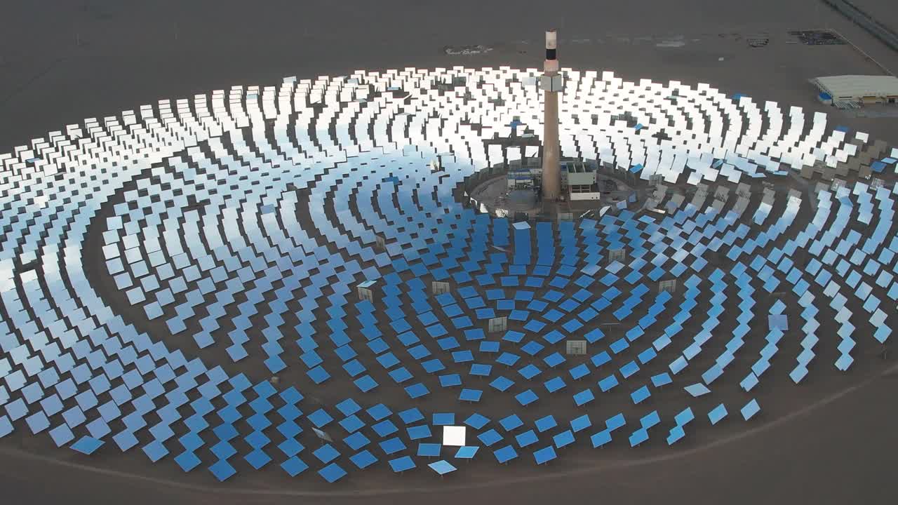 无人机视角的太阳能和热板视频下载