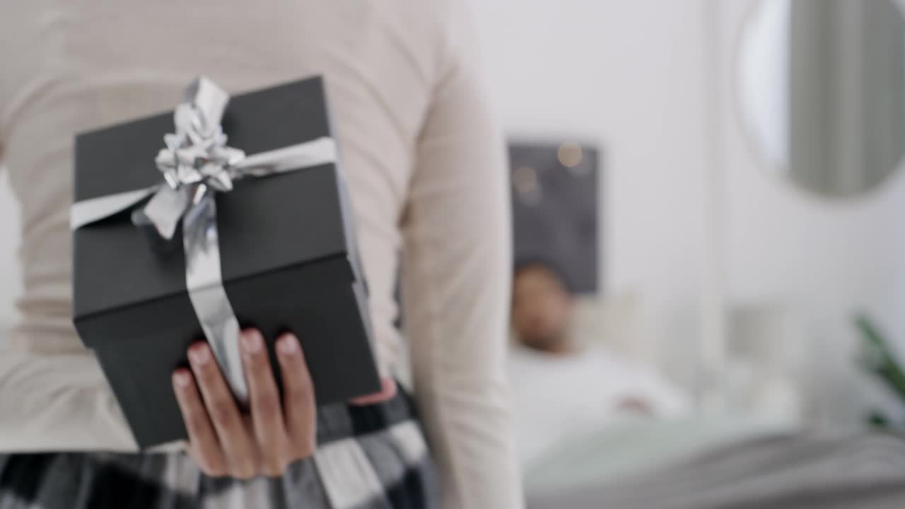 一对年轻夫妇在床上交换礼物的4k视频视频素材