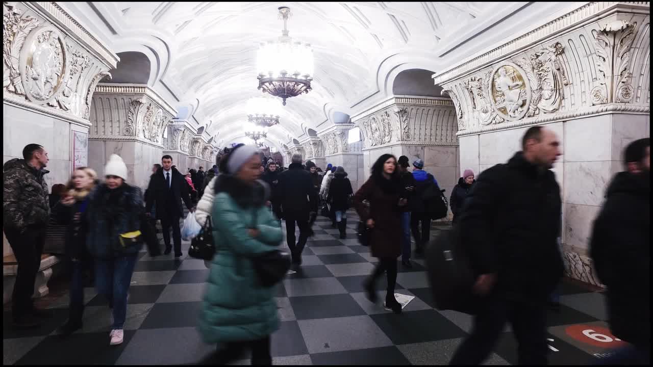 俄罗斯人在莫斯科地铁站行走视频下载