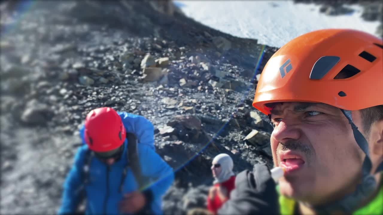 一个游客用卫生的口红涂嘴唇。从俄罗斯北部攀登卡兹别克。视频素材