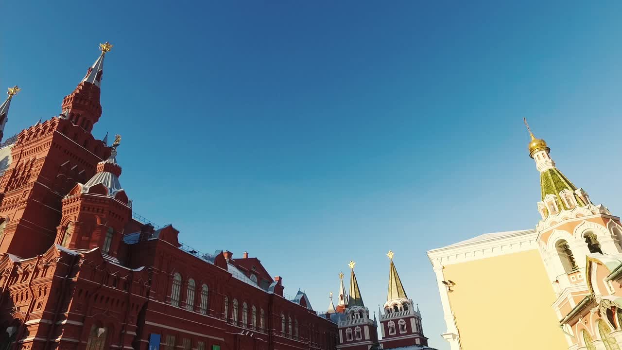 冬季莫斯科市区和俄罗斯红场附近，俄罗斯人在红场建筑周围散步休闲视频素材