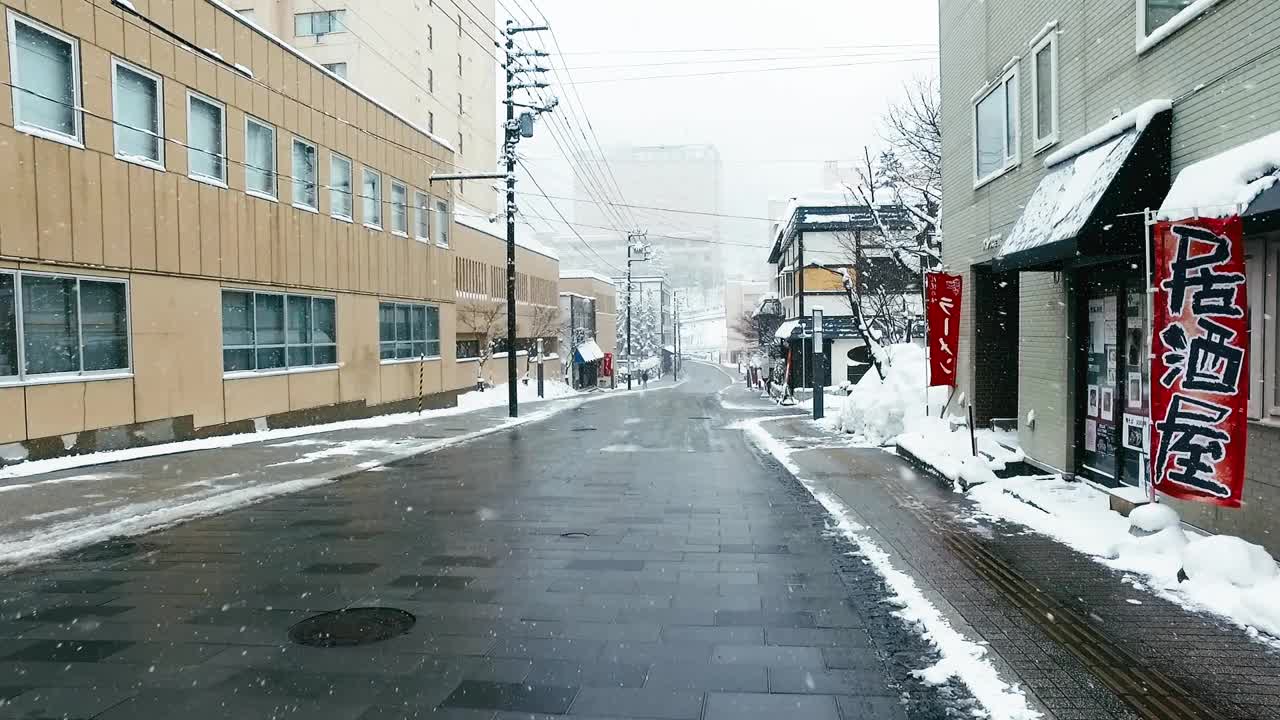 美丽的慢镜头和潘镜头在冬天走到佐赞kei温泉市视频下载