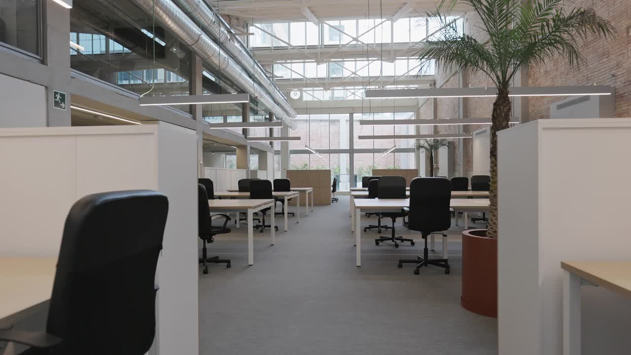 现代工业建筑中的联合办公空间视频素材