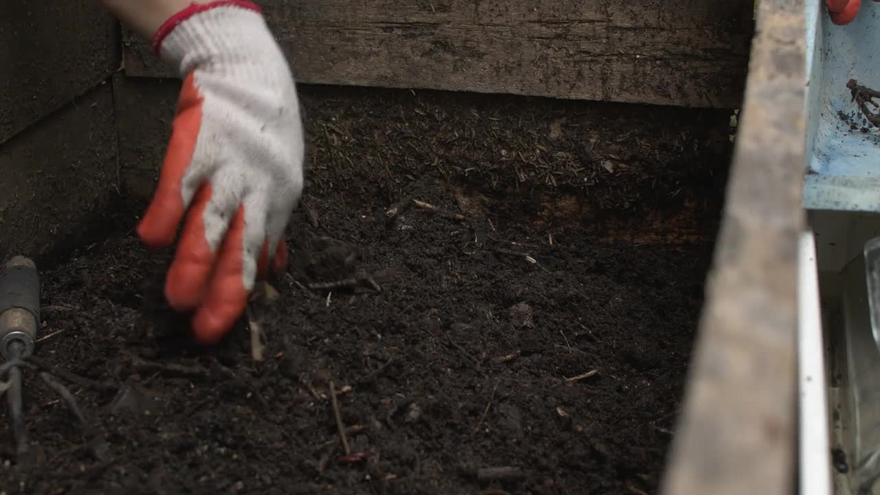堆肥从垃圾食品中回收土壤。视频下载