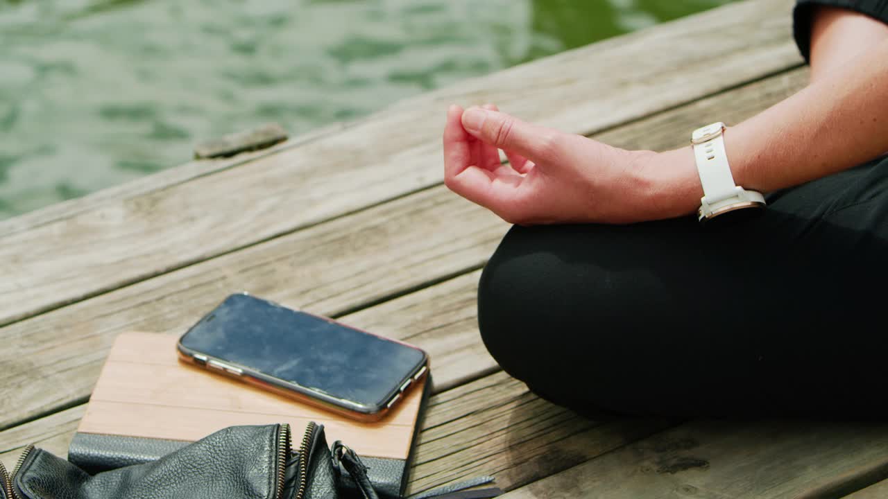 在码头上做瑜伽的女人视频素材