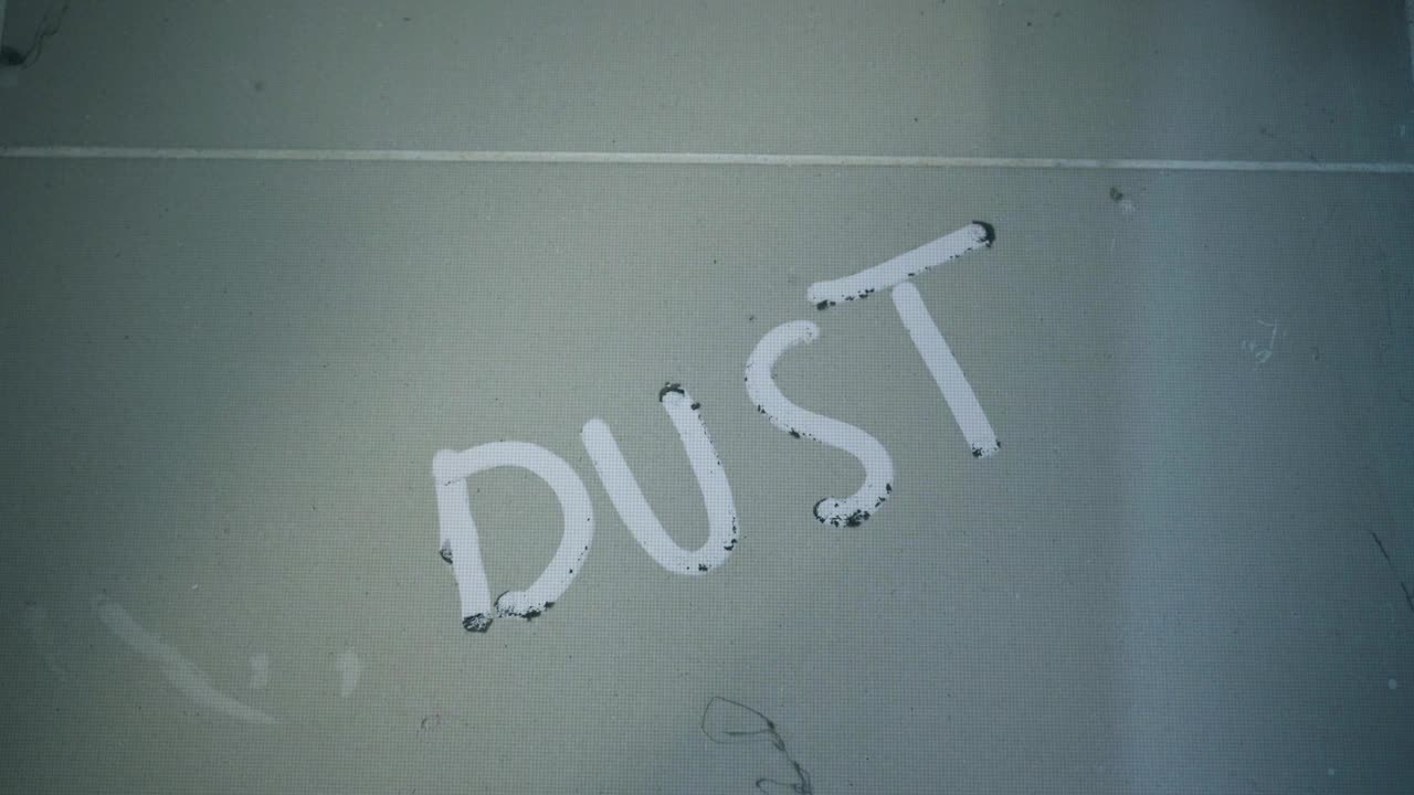 污迹写在肮脏的陶瓷地板上视频下载