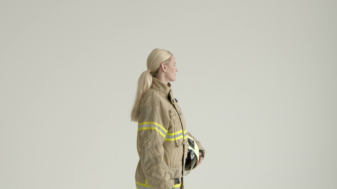 消防员的女人,肖像视频下载