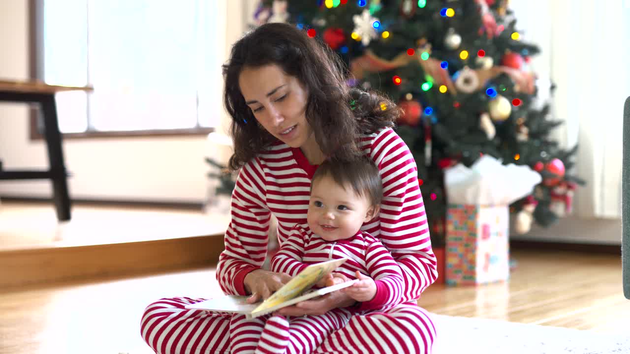 亲爱的妈妈庆祝宝宝的第一个圣诞节视频下载