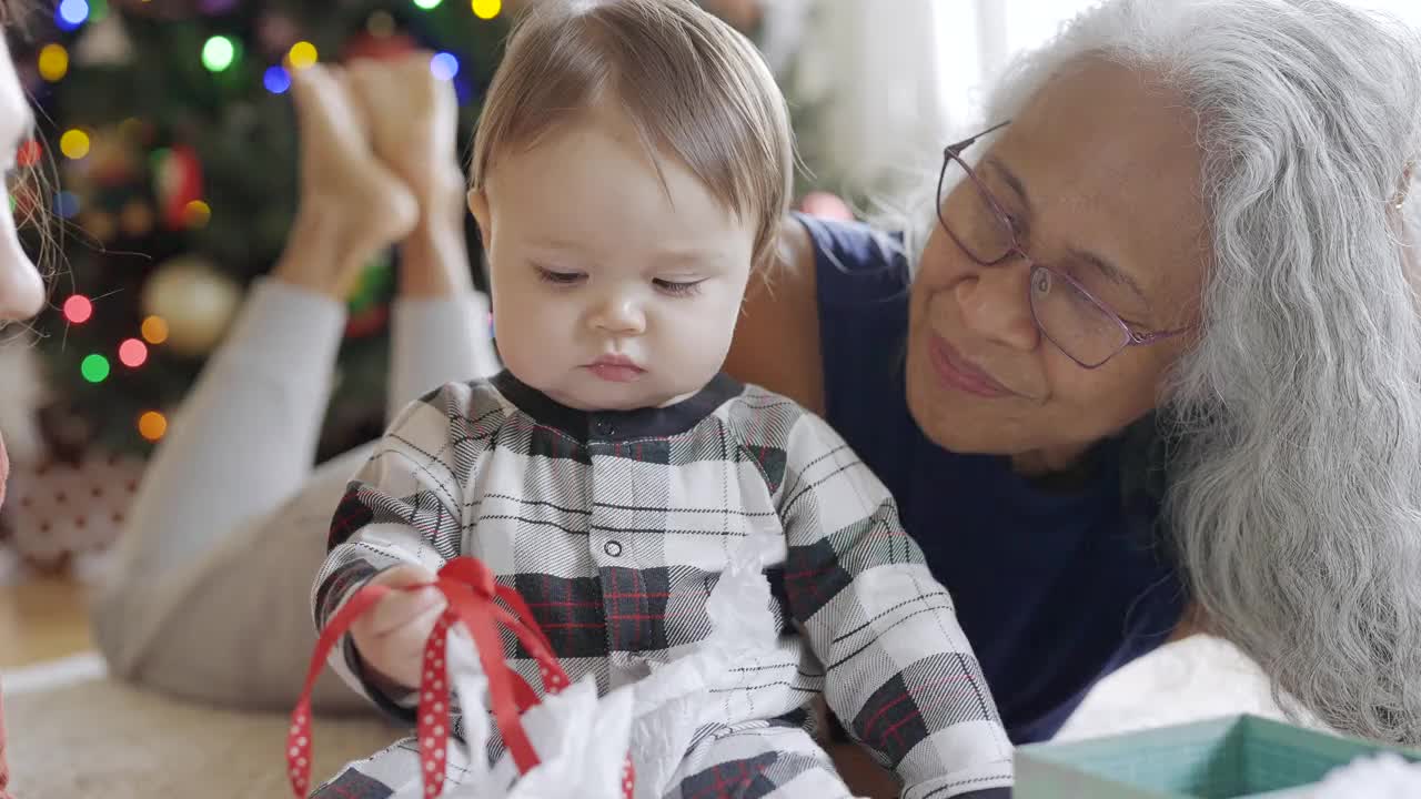 宝宝和几代人的家庭一起庆祝圣诞节视频下载