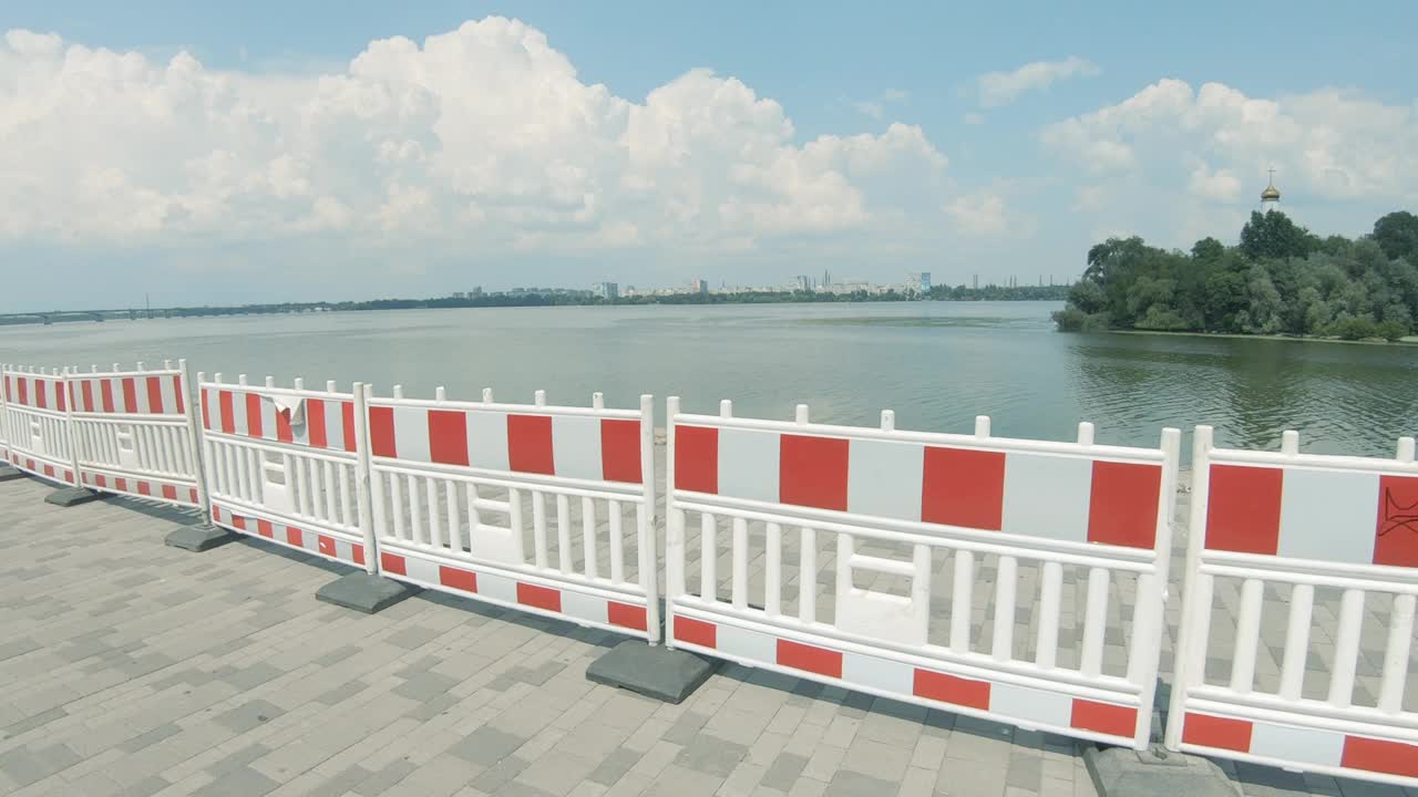 第聂伯河堤岸上的临时塑料栅栏视频下载