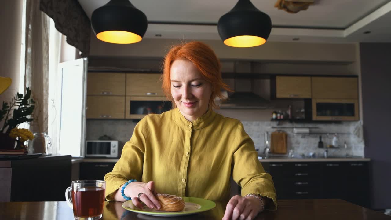 红发女人在家里吃糕点甜甜圈视频下载